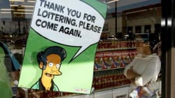Efter 30 år som 'Apu' i The Simpsons vil skuespiller ikke længere lægge stemme til stereotyp inder