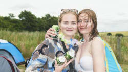 22-årige Emilie holder Roskilde Festival i sin have: 'Det er lige, hvad vi har brug for' 