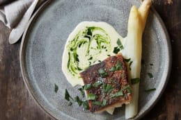 Stegt kulmule med hvide asparges og beurre blanc med ramsløgsolie