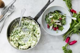 Kartoffelkompot med rygeost og salat med radiser og løvstikke