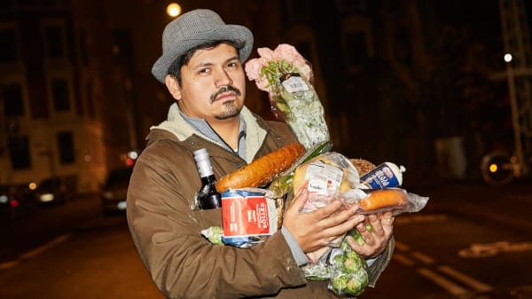 Fabian fandt 2.000 æbleskiver i en container. Nu langer han ud efter supermarkederne