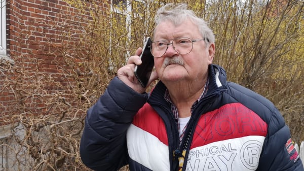 Finn er ramt af nye regler for besøg på plejehjem: Må tale i telefon med sin demensramte kone