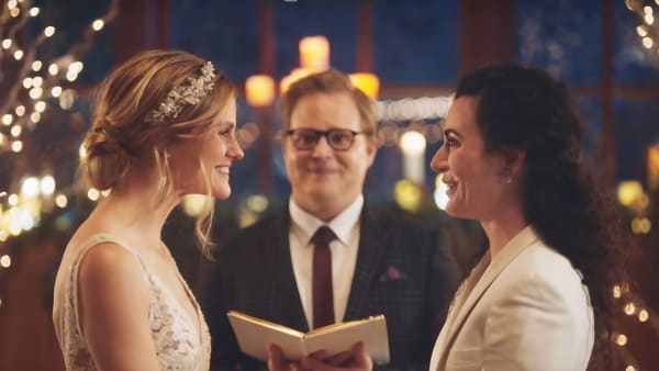 'Hvad tænker I dog på?': Lesbisk brudepar har skabt shitstorm for amerikansk tv-kanal
