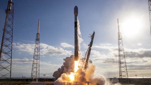 Endnu en succes: Sådan ser det ud, når SpaceX affyrer satellit-tog 