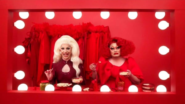 Hummus-spisende drag queens skaber debat under Super Bowl
