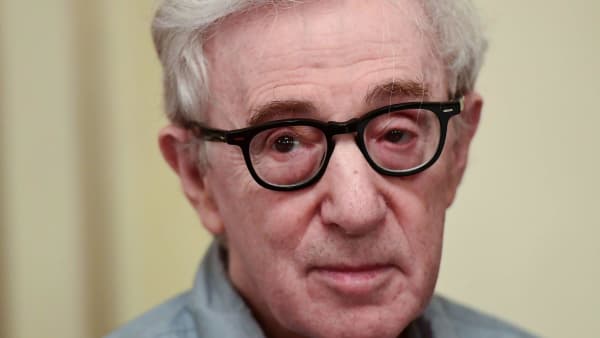 Forlag dropper kontroversiel Woody Allen-bog. Nu tordner verdenskendt forfatter mod beslutningen