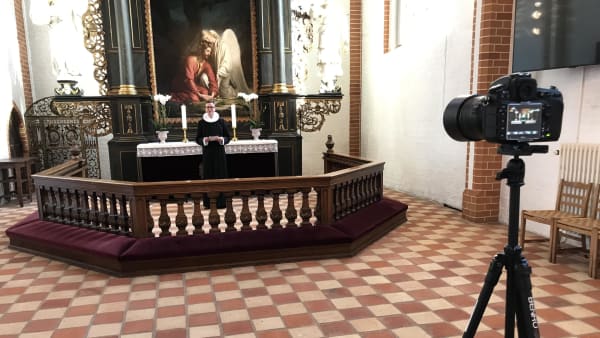 Præsterne prædiker for kameraet, mens kirkerne er tomme