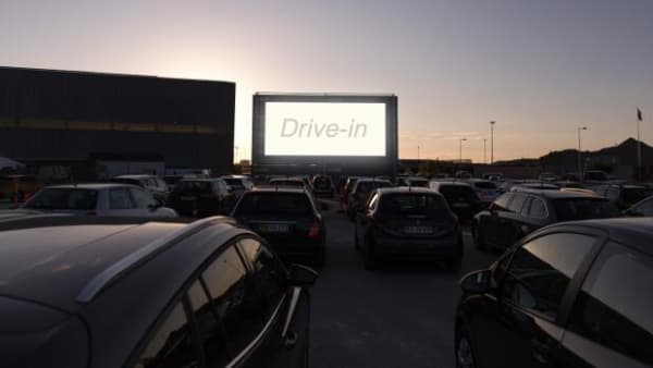 Er det bare to timer bag duggede ruder? Jeg tog i drive-in bio og så Blinkende Lygter