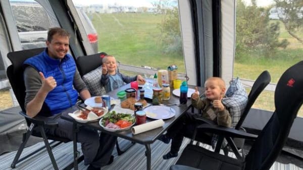 Camping i Danmark hitter: Familien Lomholt droppede 10 uger i Sydøstasien og købte en campingvogn
