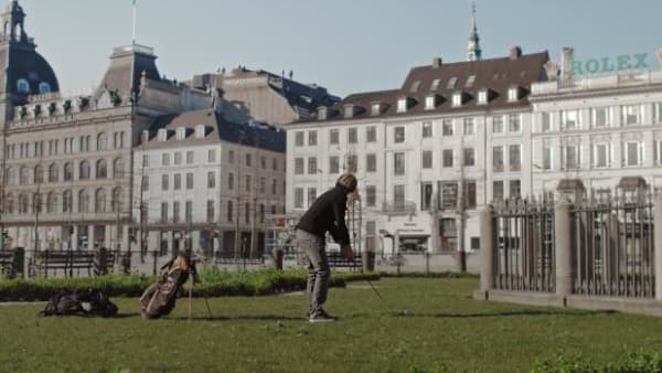 Sådan har du aldrig set København før: Christian spiller golf midt på mennesketomme gader