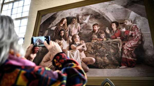 Jim Lyngvilds kirkekunst skal ned: Måske ender billederne i en anden kirke