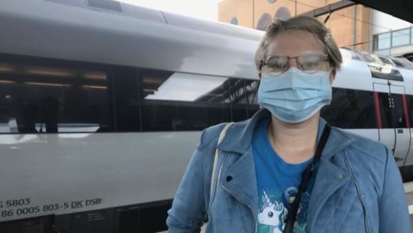 Angie bruger mundbind i toget: 'Godt man selv kan bestemme'