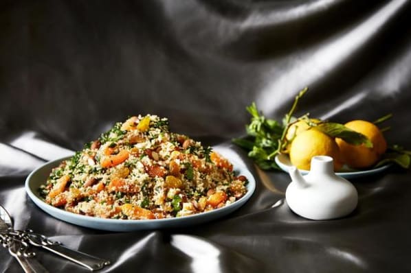 Couscous med tørret frugt, mandler og feta
