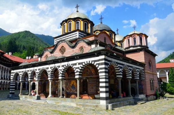 Men hvad sker der, når man lever drømmen ud og tager på klosterophold i Bulgarien? 