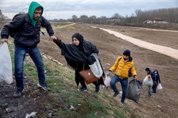 Grækerne modtager flygtninge med gummikugler og sender dem tilbage i underbukser