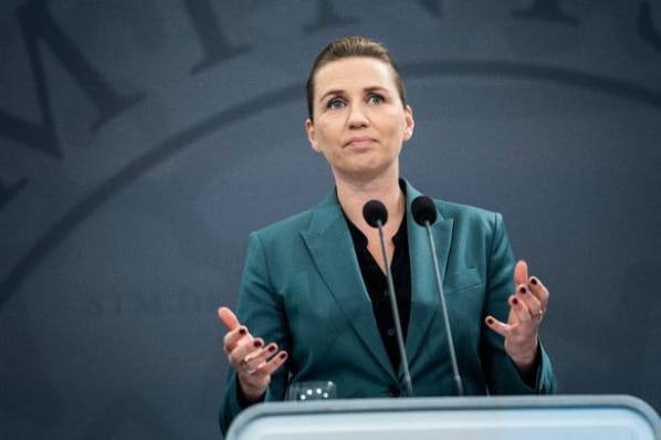 Før holdt Vorherre hånden over os. Nu holder Mor Mette hånden under os