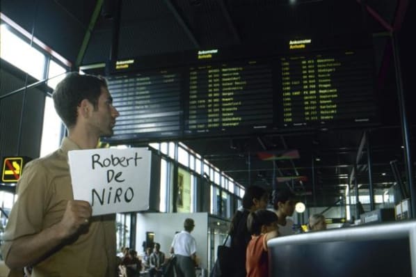 Hvad mon der sker, hvis man stiller sig i en lufthavn og lader som om, man skal hente Hollywood-stjerner, kendte og kongelige?