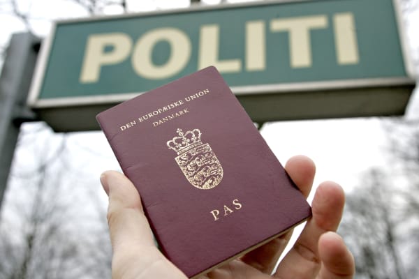 Fire 17-årige sigtet for at forfalske pas