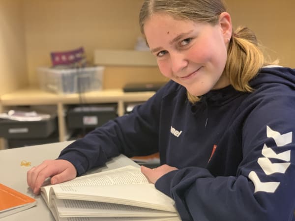 Dina går i 8. klasse: 'Man husker det bedre, hvis man har læst det i en bog'
