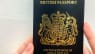 Briternes nye brexit-pas skal produceres i Polen, og internettet er tykt af ironi