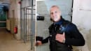 Mike sad seks år i Stasi-fængsel: I dag viser han sin celle frem for danske turister